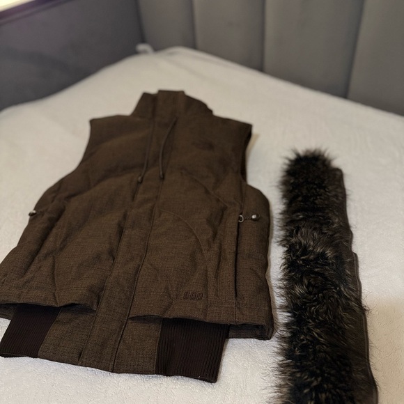The North Face Women’s Dark Brown Vest - Picture 5 of 12